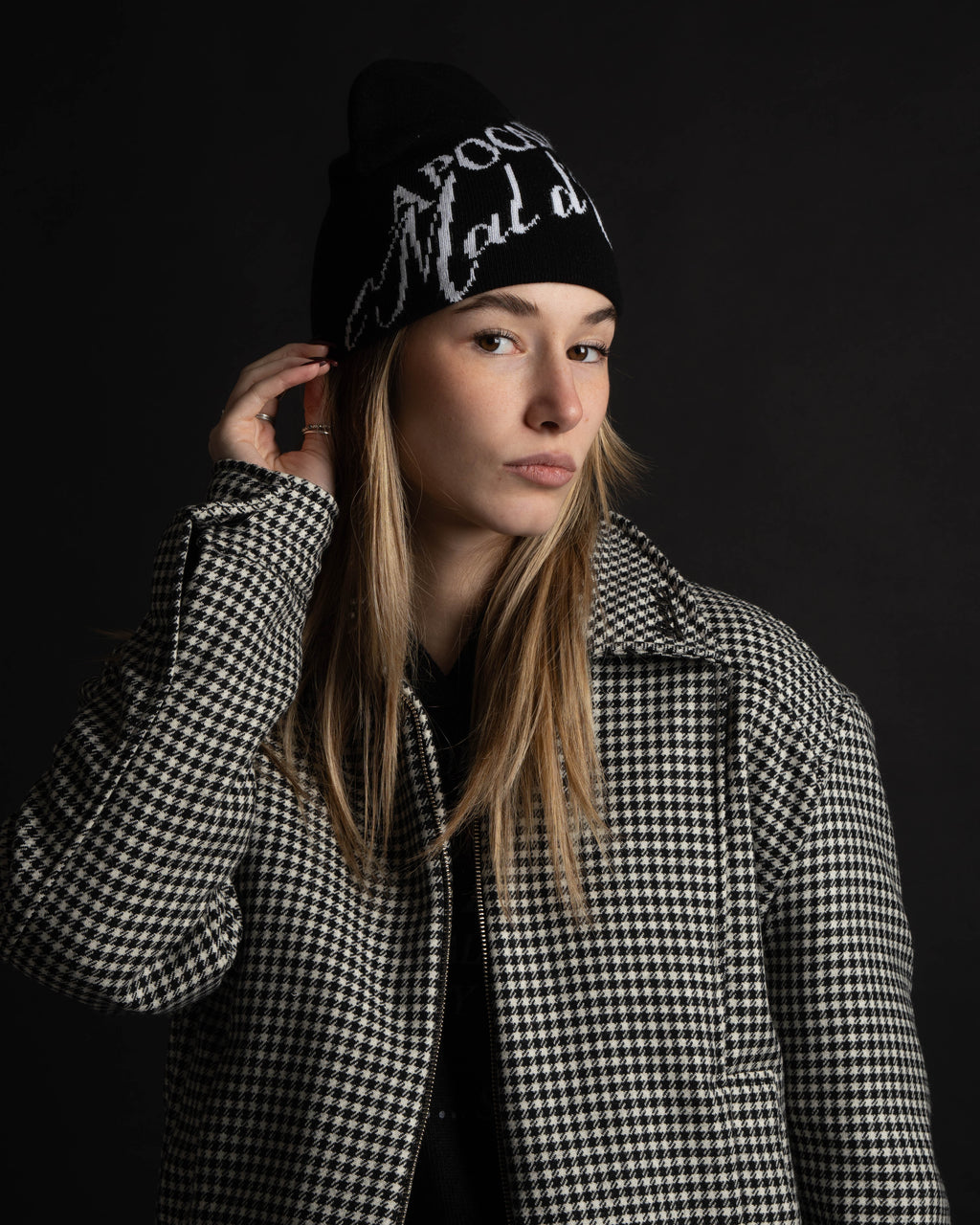 Mal d’être “No Signal” — Beanie Black and White
